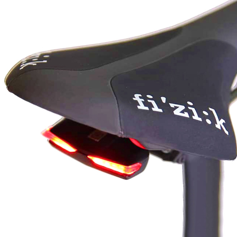 Feu Arrière Lucia Monté Sur Le Rail De Selle 1 Feu Arrière Lucia Monté Sur Le Rail De Selle